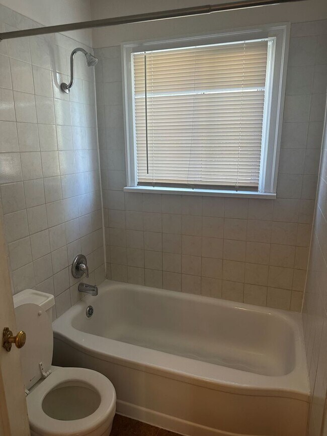 Building Photo - Adorable Valley 1+bedroom bungalow with Shop!