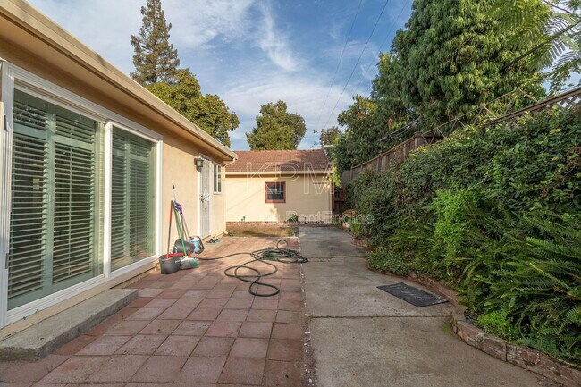 Building Photo - 966 W Mariposa Ave