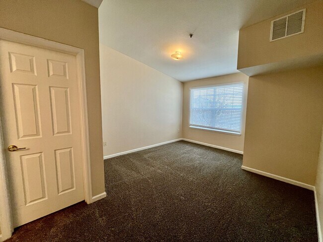 Building Photo - Very nice 2 bed 2 full bath on top floor n...