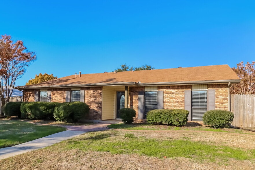 Building Photo - 5065 Pemberton Ln