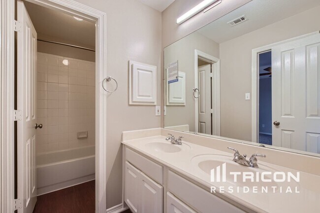 Building Photo - 122 Freedom Ct