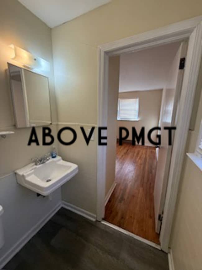 Building Photo - Renovated 1 bed, 1 bath duplex