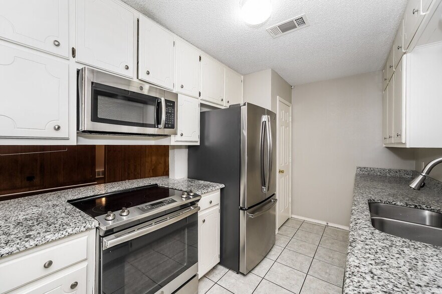 Building Photo - 709 Daniels Dr