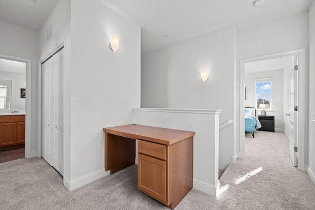 Building Photo - Beautiful Solar 3/2 located in Roseville! Across from Park! Gated Community!