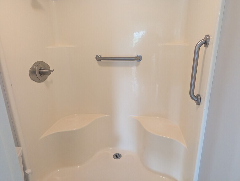 Main shower - 200 Sanders Ferry Rd
