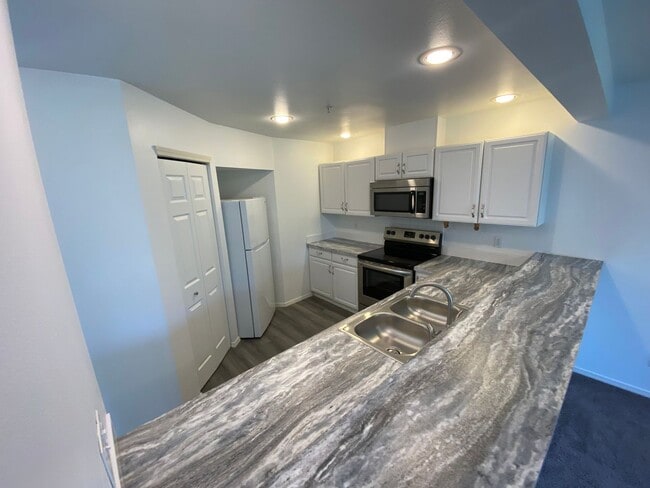 Building Photo - Spacious Townhome - Dual Master Bedrooms a...