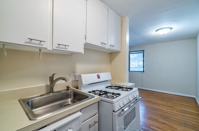 Building Photo - Rare Large Efficiency (552 Sq Ft) Close To...