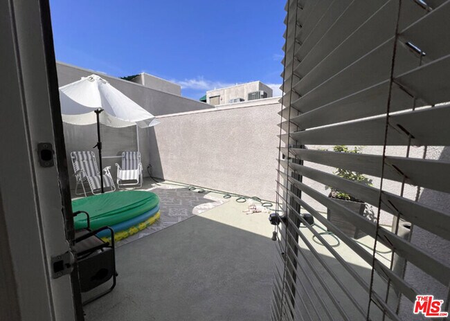 Building Photo - 1617 S Beverly Glen Blvd