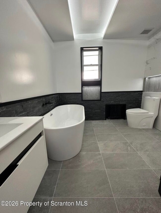 Building Photo - 200 Oak St