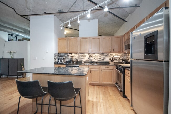 Building Photo - 933 W Van Buren St