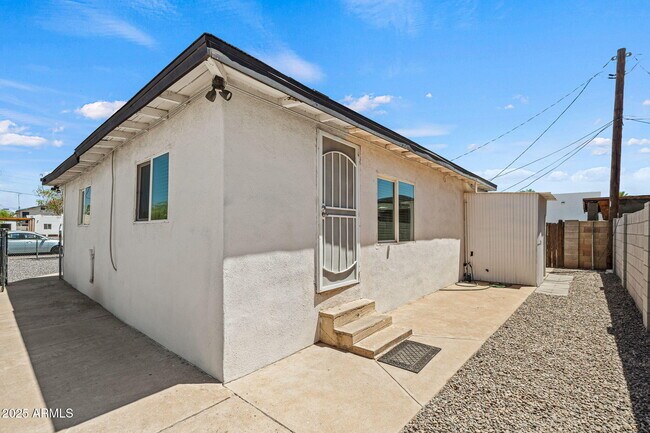 Primary Photo - 1221 E Portland St