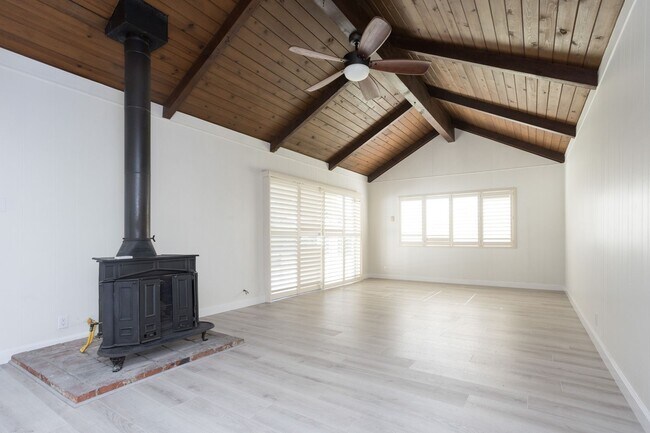 Building Photo - Beautifully Remodeled 3 Bedroom, 2 Bathroo...