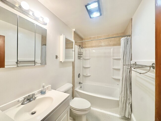 Building Photo - 739 Bloom Rd