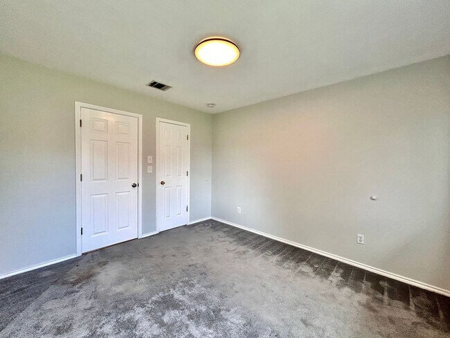 Building Photo - Spacious 4/BR 3/BA One-Level Home with Lar...