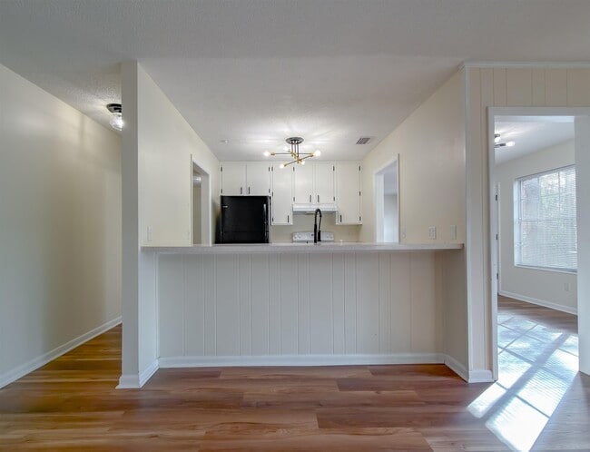 Building Photo - 307 Sweetbriar Dr