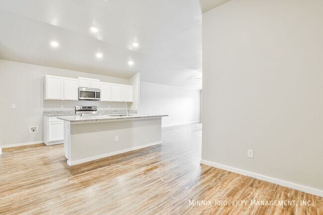 Building Photo - 2012 Kenwood Ave