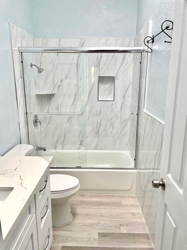 Building Photo - FOR RENT 2BR/2BA 900 SF Charming Renovated Condo In UTC