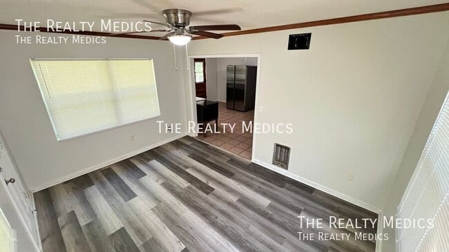 Building Photo - 526 S Thompson Ave