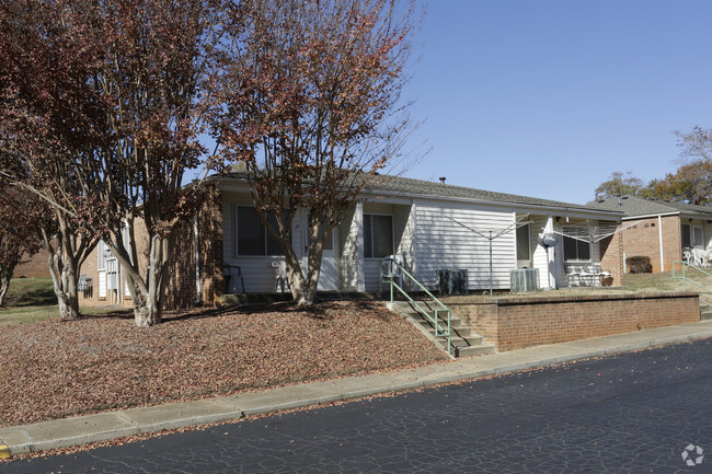 Primary Photo - JC Bull Apartments