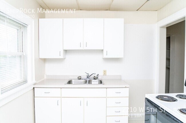 Building Photo - 2210 W 5th St