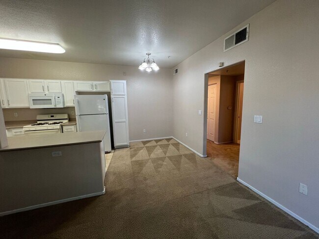 Building Photo - Henderson - 2 bedroom condo