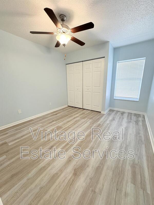 Building Photo - 851 Creekway Ct