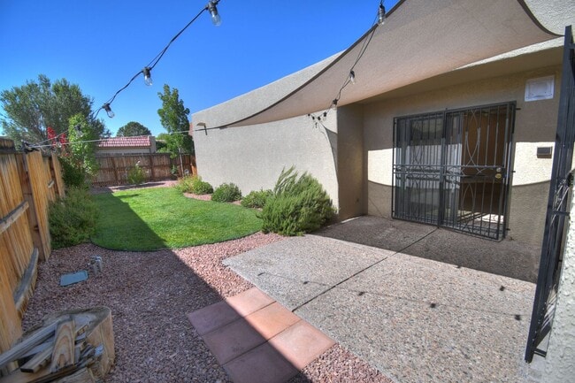 Building Photo - Cute Two Bedroom (possible 3rd Bedroom) in...