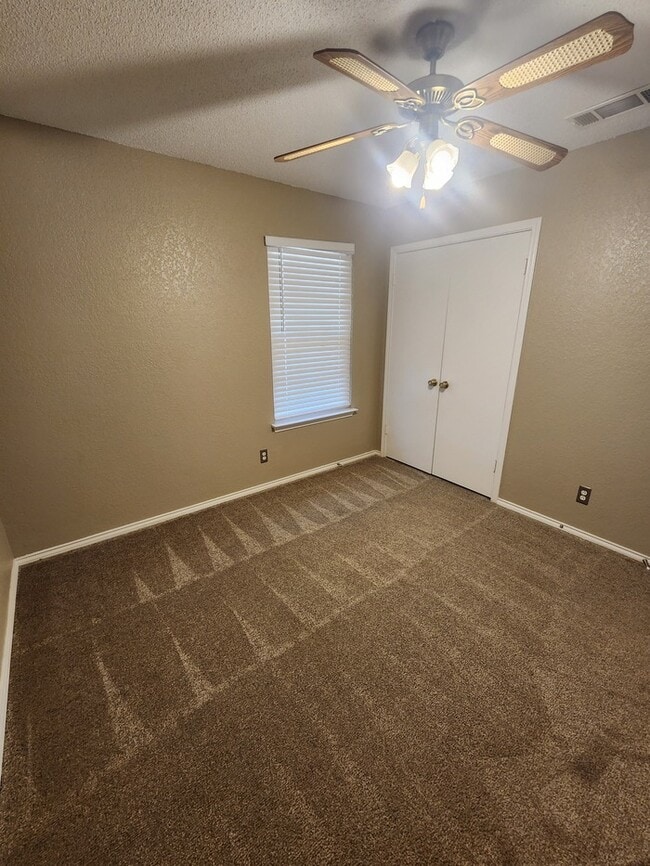 Building Photo - 3 bed 2 bath 2 car garage, move in ready!