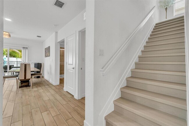 Building Photo - 537 NE 6th Ct
