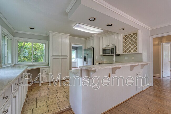Building Photo - 925 Brentwood Dr