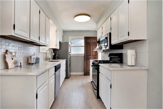 Building Photo - 2245 Lakeshore Dr