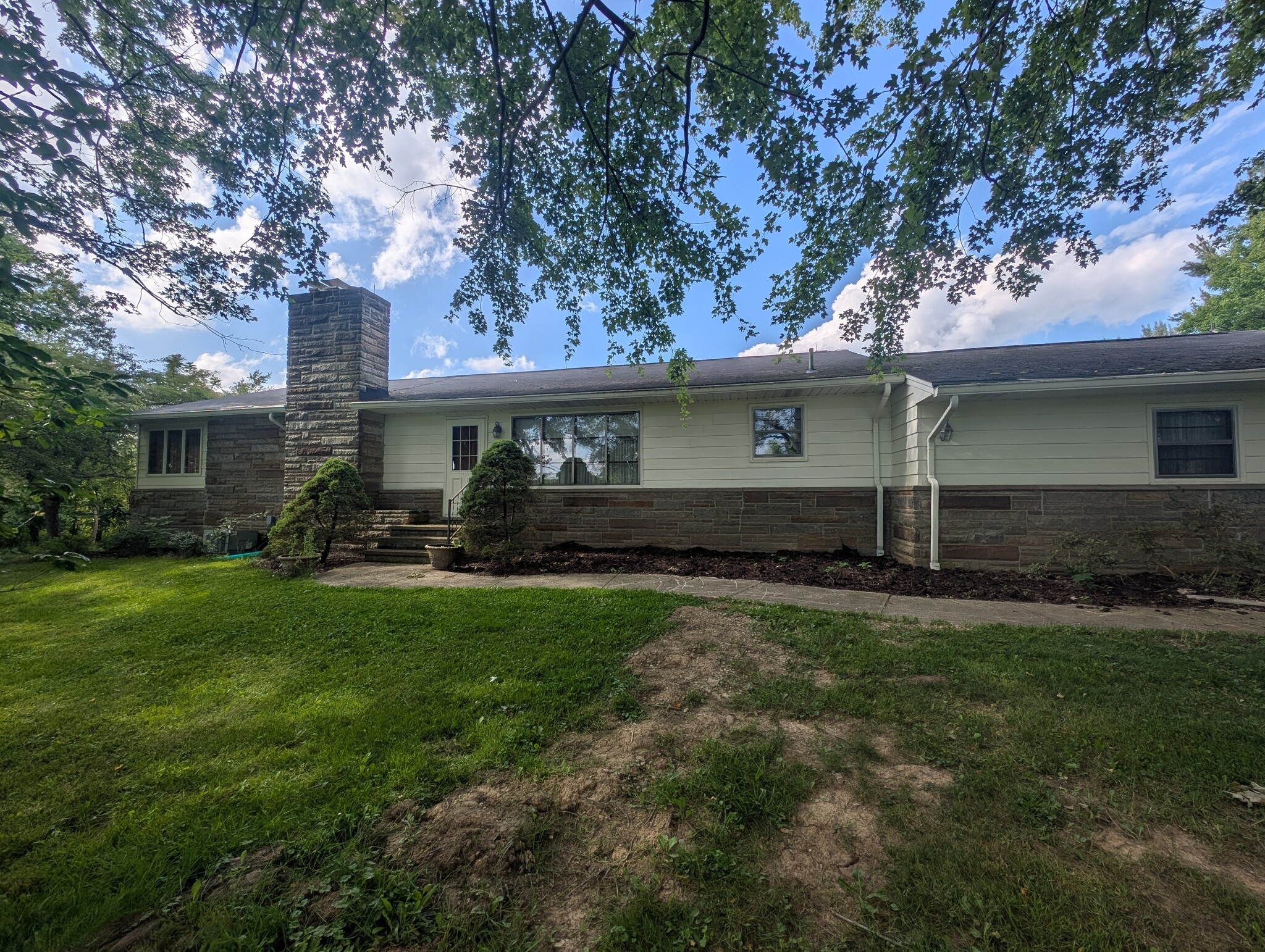 Building Photo - 225 E Mennonite Rd