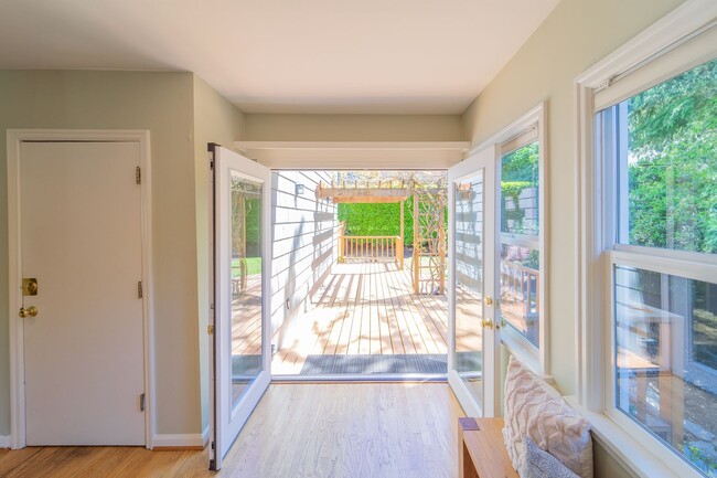 Building Photo - Enchanting Portland Heights 5BD House: You...