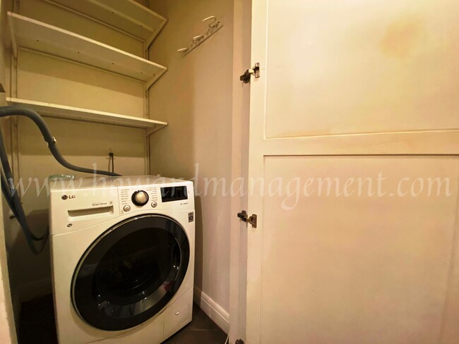 Building Photo - Professionally designed condo! Large kitch...