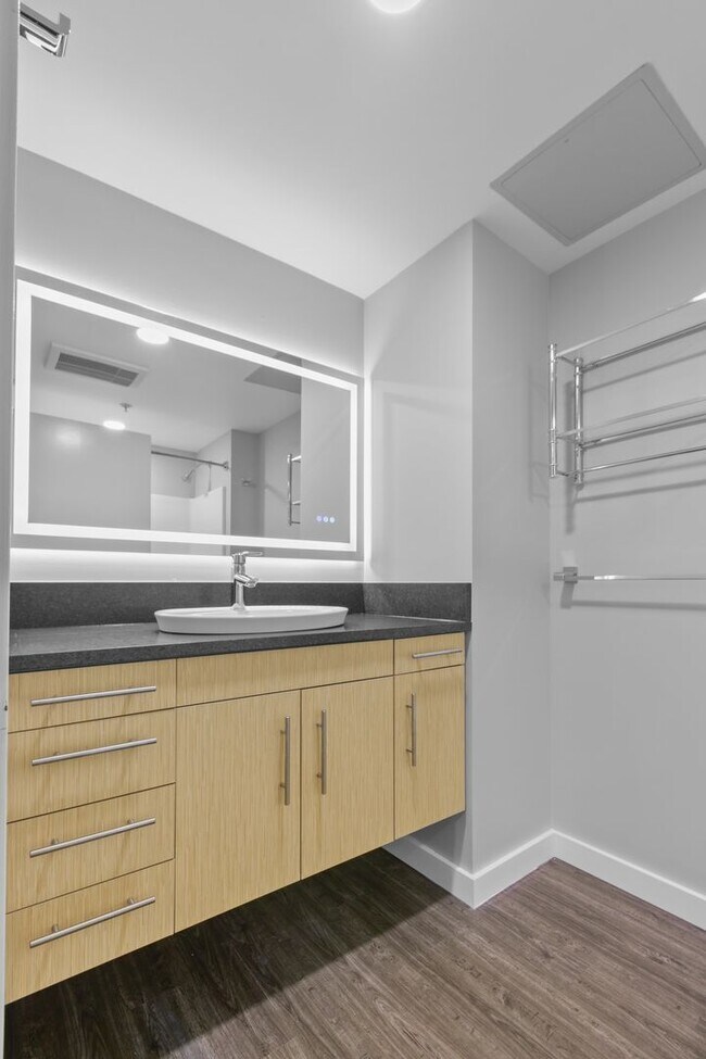 Building Photo - Modern Air Conditioned South Lake Union Lo...