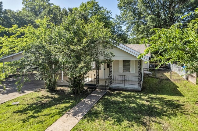 Primary Photo - 114 E Ross Ave