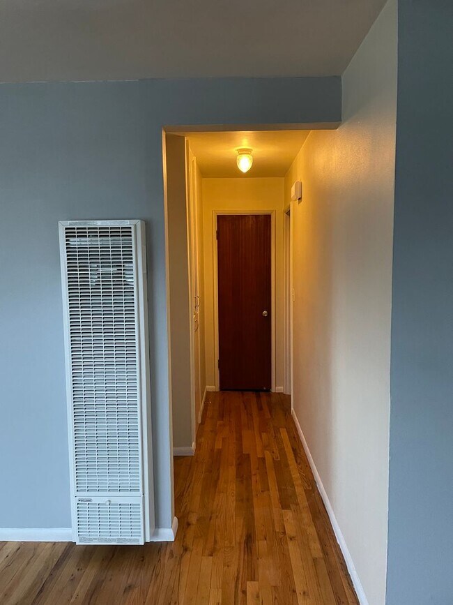 Building Photo - Bobbsey 1