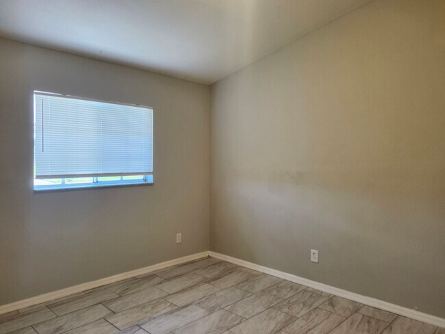 Building Photo - Nice duplex!!!