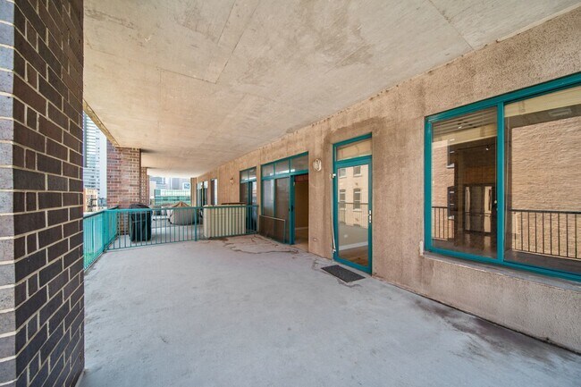 Building Photo - 910 W Madison St