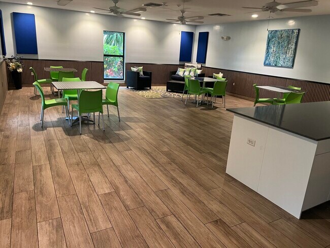 Building Photo - 3300 N Palm Aire Dr