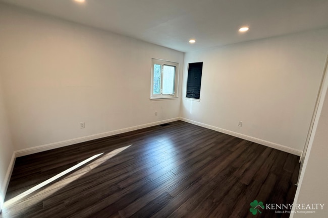 Building Photo - Bright 2 Bedroom, 1.5 Bathroom Home with O...