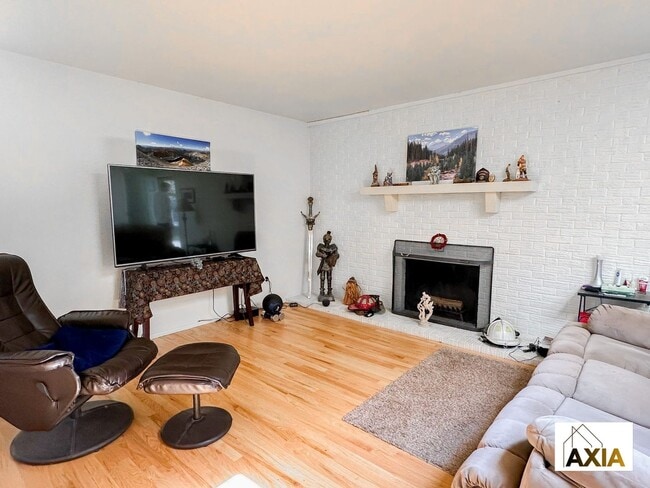Building Photo - Spacious Home Right on the Park!