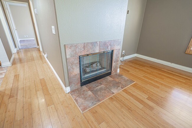 Building Photo - COMING SOON! 2 Bedroom Townhome for Rent i...