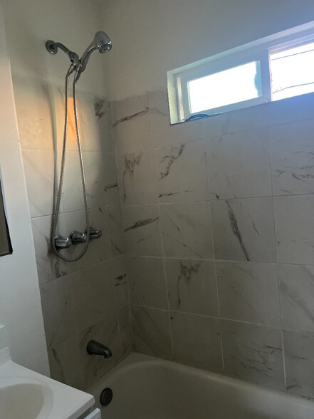 Primary Photo - 1724 1/2-1724 1/2 W 45th St