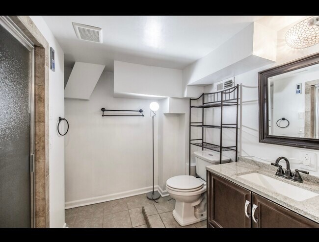 Building Photo - 907 N Graycroft Ave