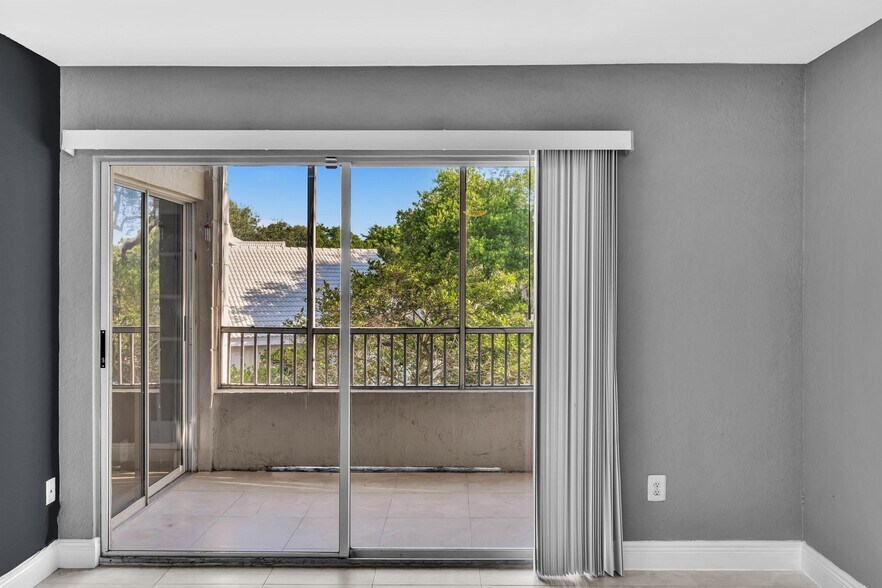 Building Photo - 2880 N Oakland Forest Dr