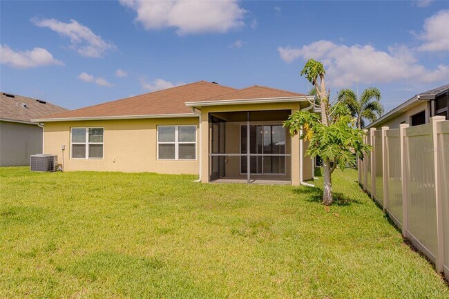 Building Photo - 275 Lake Lucerne Way