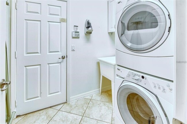 Building Photo - 2310 Palm Tree Dr