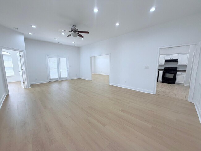 Building Photo - 502 Regency Cir