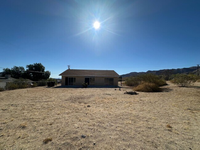 Building Photo - 4 bedroom home close to Joshua Tree National Park!
